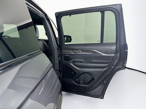 Used 2022 Jeep Grand Cherokee Overland w/ Luxury Tech Group IV image 32