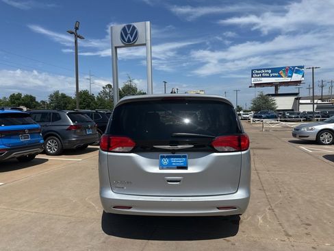 Used 2023 Chrysler Voyager LX FWD image 6