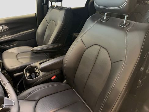 Used 2026 Chrysler Pacifica Select image 12