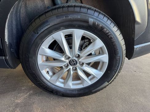 Used 2025 Toyota Corolla Cross LE image 28