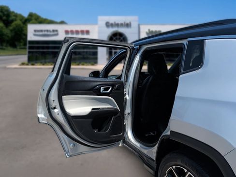 Used 2025 Jeep Compass Limited w/ Sun & Sound Group AWD/4WD image 28
