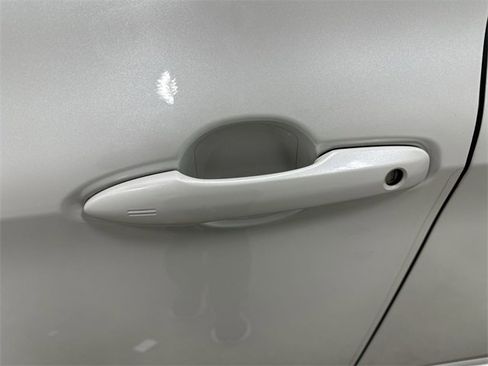 Used 2019 Toyota Avalon Limited image 13