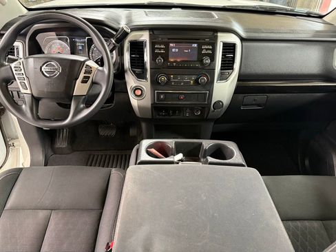 Used 2018 Nissan Titan SV RWD image 2