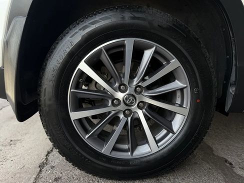 Used 2019 Toyota Highlander XLE AWD/4WD image 44