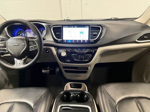 Used 2024 Chrysler Pacifica Touring-L image 18
