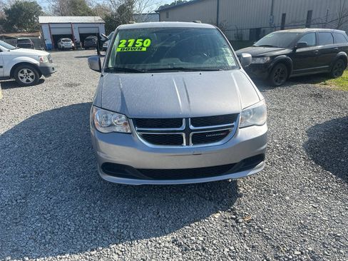 Used 2016 Dodge Grand Caravan SXT w/ UConnect Hands-Free Group FWD image 2
