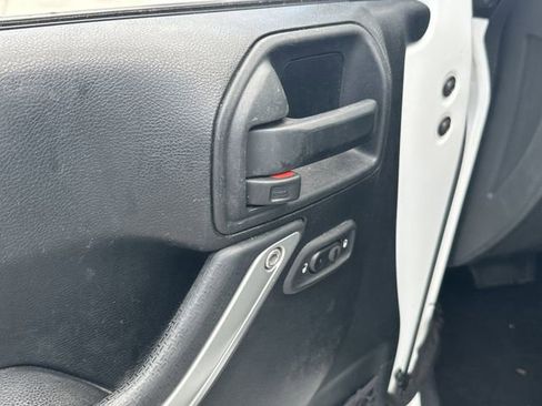 Used 2017 Jeep Wrangler Unlimited Sahara w/ Connectivity Group AWD/4WD image 15