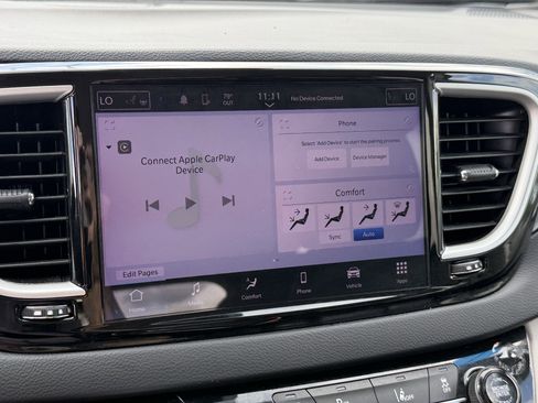 Used 2023 Chrysler Pacifica Touring-L image 13