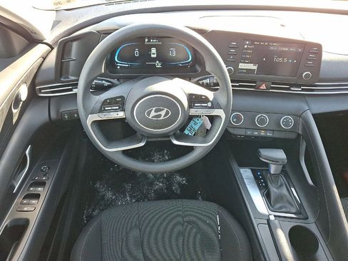 Certified 2025 Hyundai Elantra SE image 20