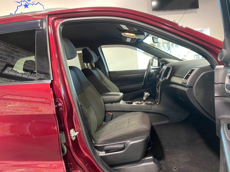 Used 2021 Jeep Grand Cherokee Laredo AWD/4WD image 22