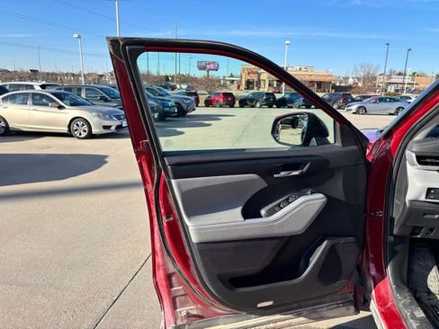 Used 2022 Toyota Highlander XLE image 9