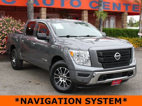 Used 2021 Nissan Titan SV w/ SV Convenience Package image 2
