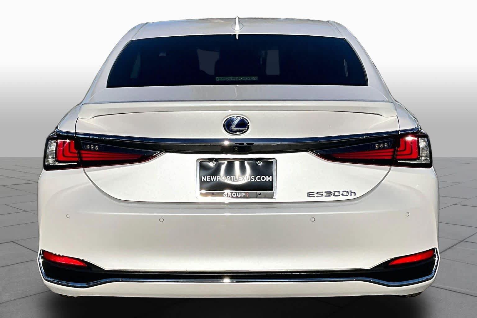 Used 2021 Lexus ES 300h w/ Accessory Package FWD image 4