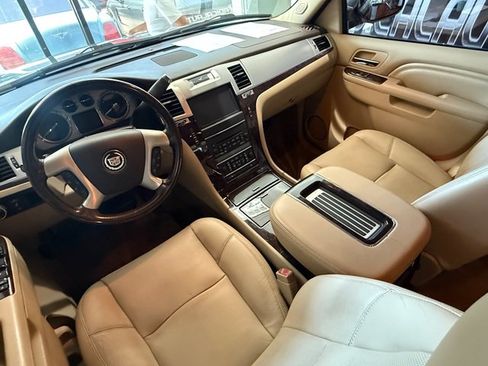 Used 2013 Cadillac Escalade Premium RWD image 10