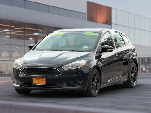 Used 2016 Ford Focus SE w/ SE Cold Weather Package FWD image 3