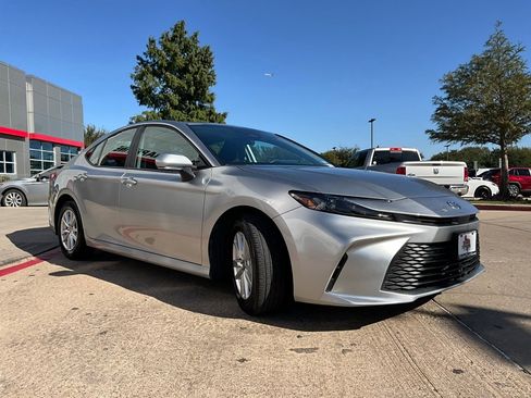 Used 2025 Toyota Camry LE image 5