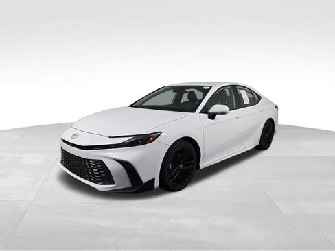 Used 2025 Toyota Camry SE FWD image 2