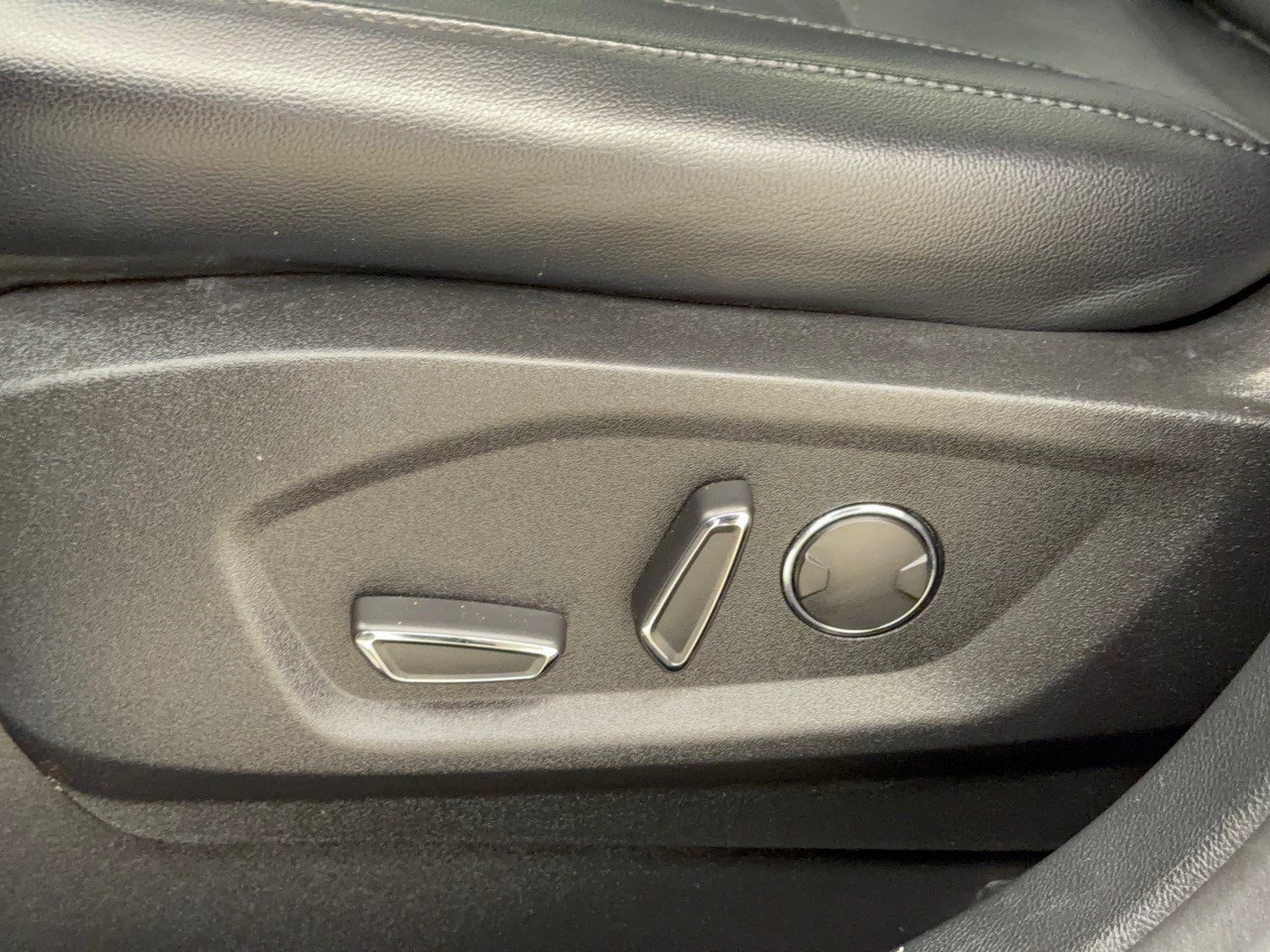 Used 2019 Ford Edge Titanium w/ Equipment Group 301A FWD image 16
