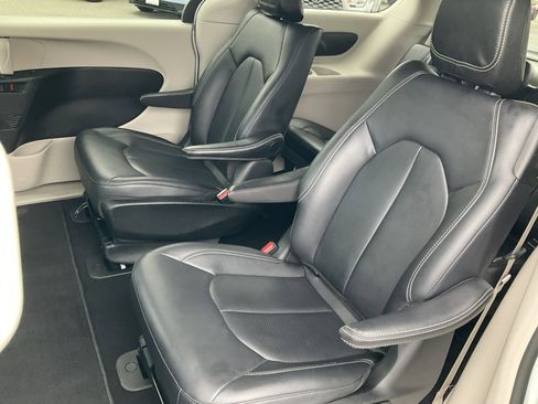 Used 2024 Chrysler Pacifica Select image 34