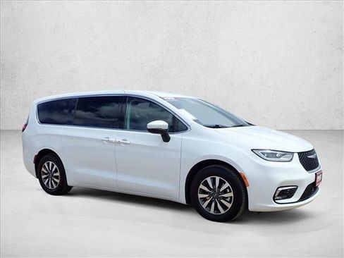 Used 2023 Chrysler Pacifica Touring-L FWD image 6