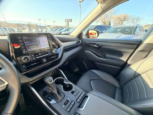 Used 2022 Toyota Highlander XLE image 18