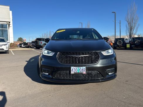 Certified 2023 Chrysler Pacifica Touring-L w/ Uconnect Theater Family Group image 9