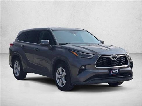 Used 2022 Toyota Highlander LE FWD image 3