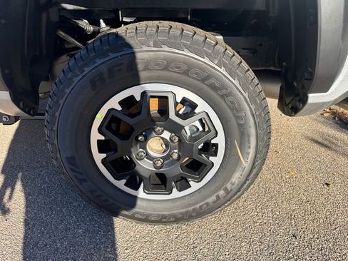 New 2025 Toyota Tacoma TRD Off-Road image 15