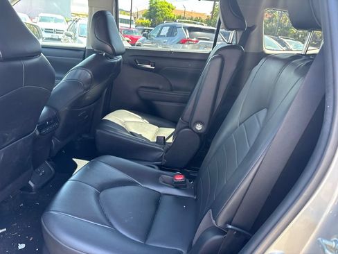 Used 2022 Toyota Highlander XLE FWD image 13