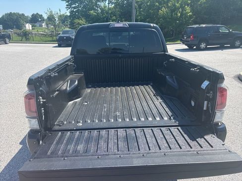 Used 2020 Toyota Tacoma TRD Sport w/ Technology Package AWD/4WD image 7