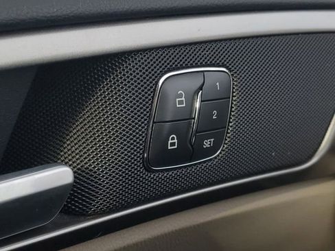 Used 2017 Ford Fusion SE w/ Fusion SE Technology Package image 21