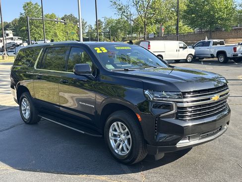 Used 2023 Chevrolet Suburban LT image 3