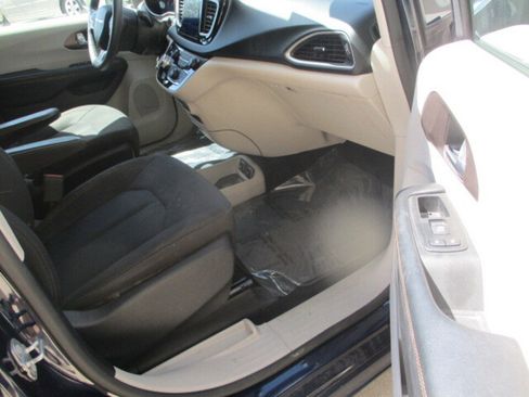 Used 2017 Chrysler Pacifica Touring FWD image 22