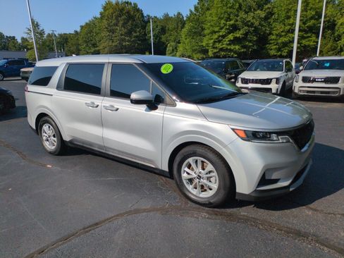 Used 2023 Kia Carnival LX FWD image 1