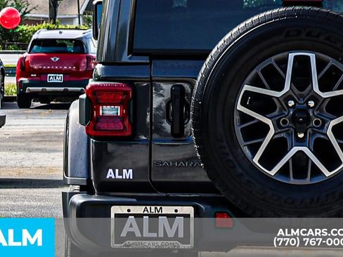 Used 2025 Jeep Wrangler Unlimited Sahara AWD/4WD image 13