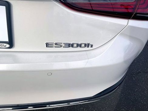 Used 2019 Lexus ES 300h w/ Accessory Package 2 image 8