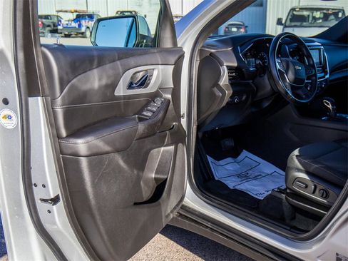Used 2022 Chevrolet Traverse LT image 23