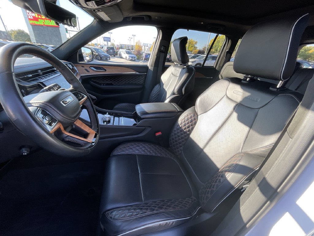 Used 2023 Jeep Grand Cherokee Summit AWD/4WD image 21