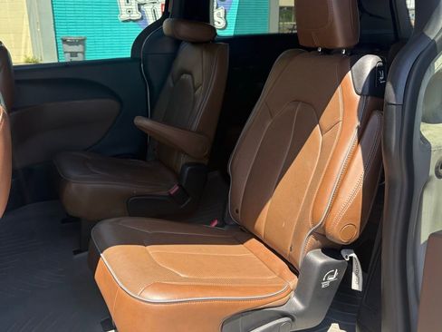 Used 2017 Chrysler Pacifica Limited FWD image 11