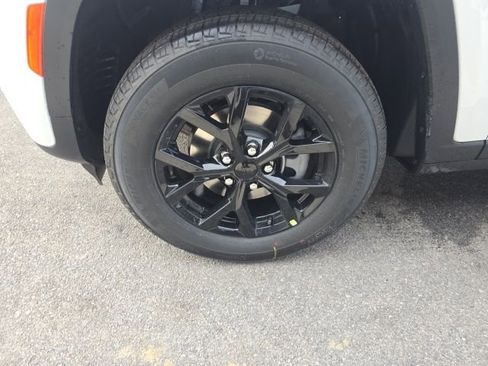 New 2026 Jeep Grand Cherokee Laredo image 8