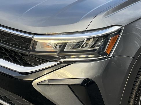 Used 2022 Volkswagen Taos SE w/ IQ.Drive SE Package image 9