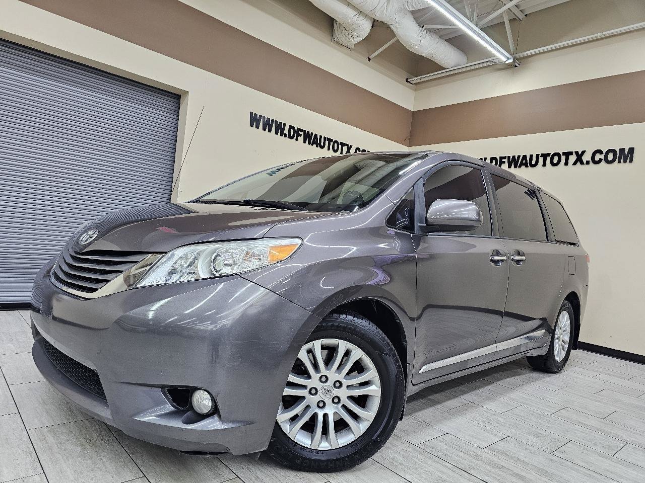 Used 2013 Toyota Sienna XLE FWD image 1