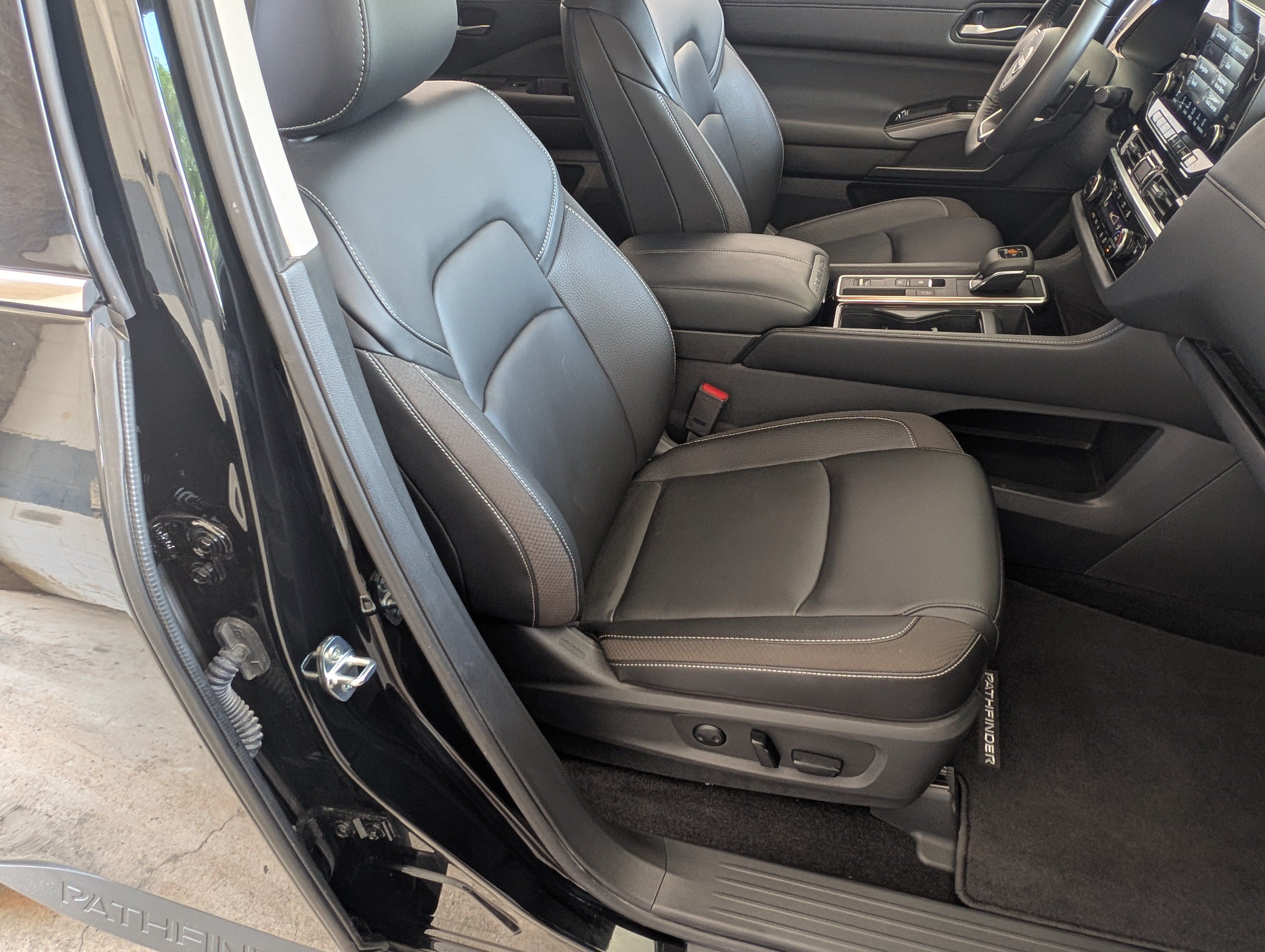 Used 2025 Nissan Pathfinder SL FWD image 21