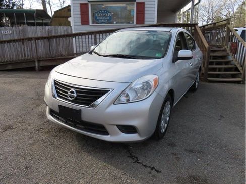 Used 2012 Nissan Versa SV image 2
