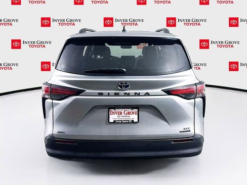 Used 2022 Toyota Sienna XLE image 6