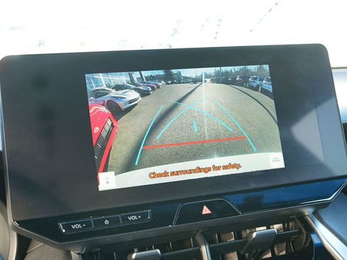 Used 2023 Toyota Venza XLE image 18