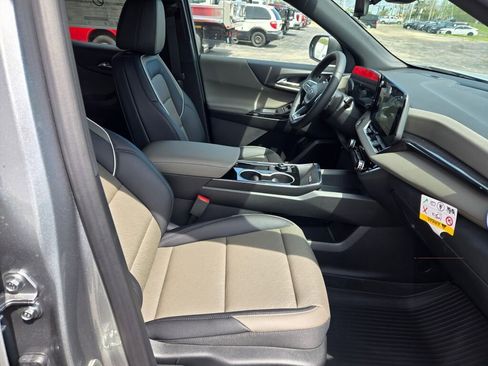 New 2026 Chevrolet Equinox LT w/ Convenience Package II FWD image 4