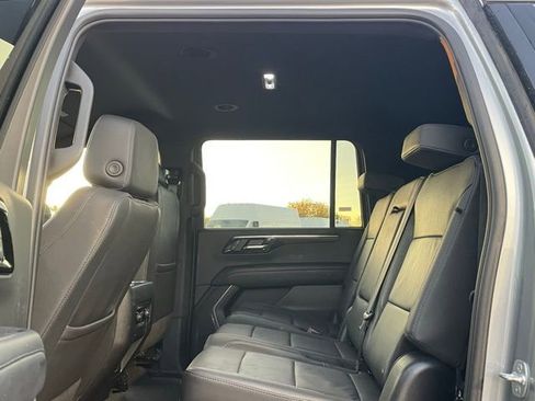 Used 2025 Chevrolet Suburban Z71 image 11
