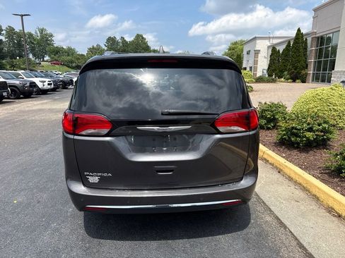Used 2020 Chrysler Pacifica Touring-L FWD image 4