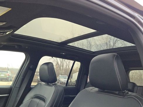 Used 2025 Jeep Grand Cherokee Limited w/ Luxury Tech Group II image 24